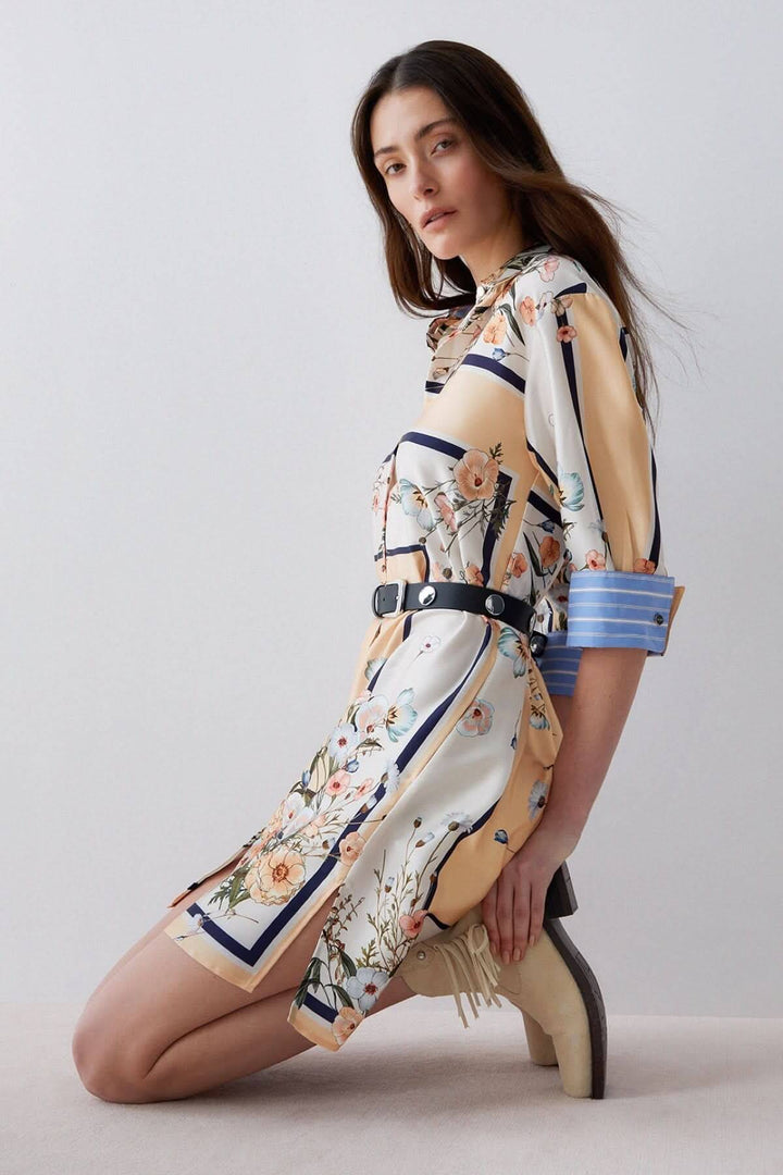 Robe chemise à imprimé floral élégante et féminine avec manches trois-quarts et col chemise classique, idéale pour toutes occasions.