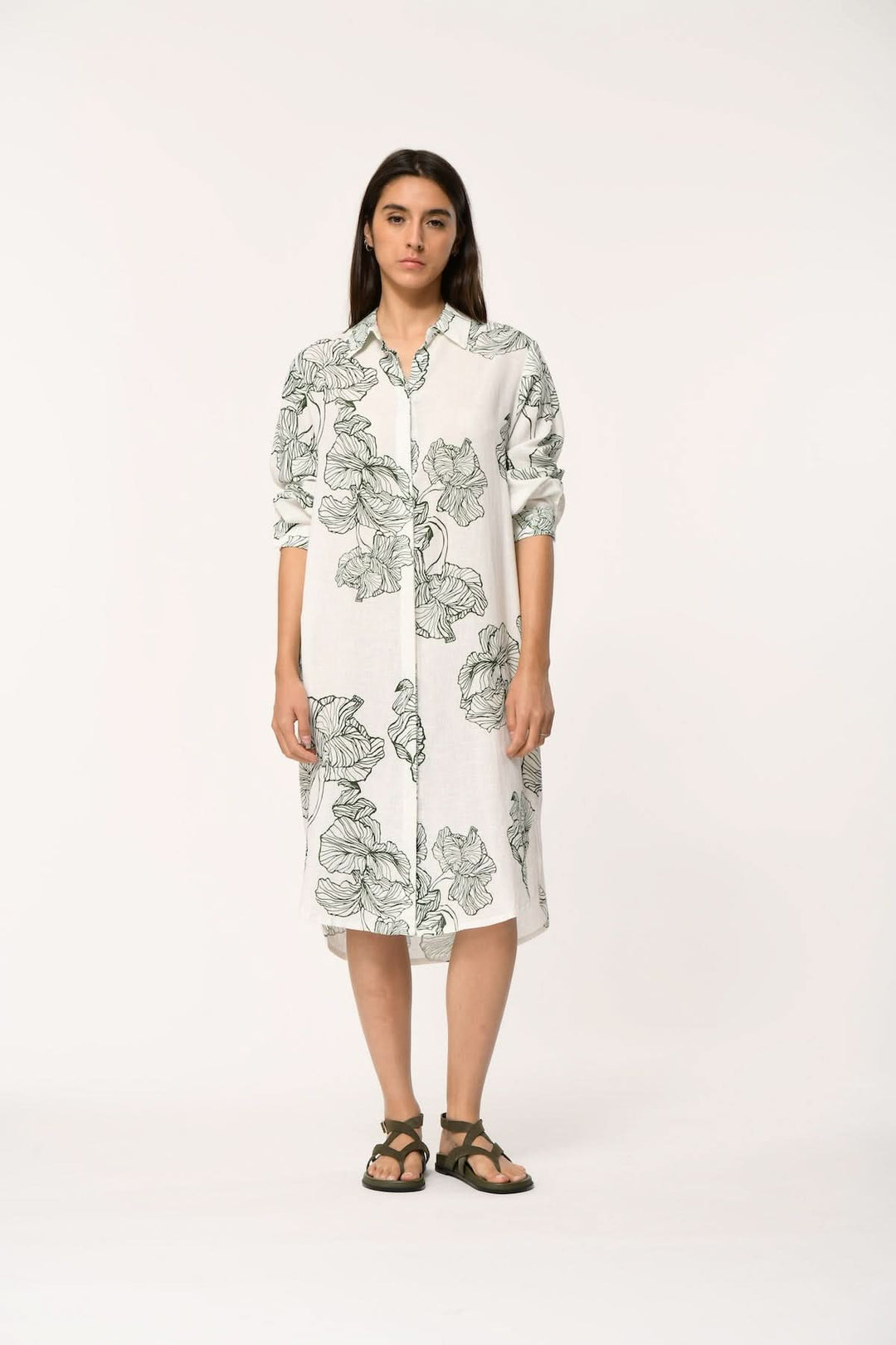 Robe chemise imprimée longueur midi JASAR, modèle féminin portant une robe blanche à imprimé floral, look moderne et décontracté.
