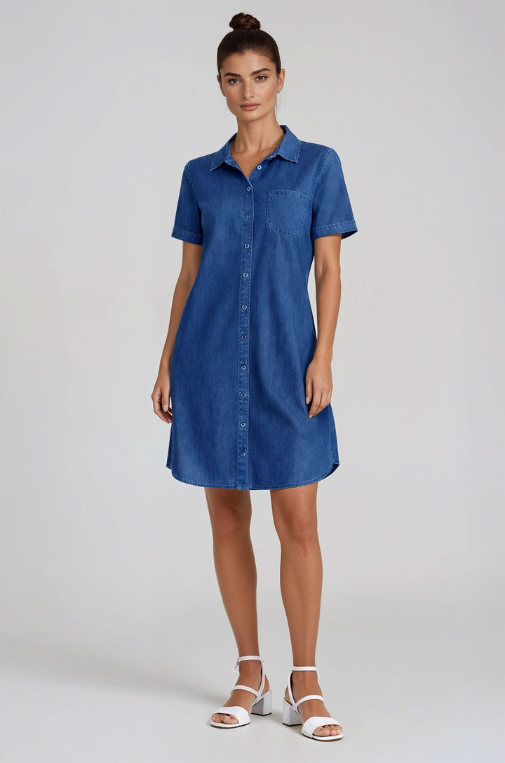 Robe chemise à manches courtes boutonnée en denim bleu, coupe droite et col chemise pour un look structuré et décontracté.