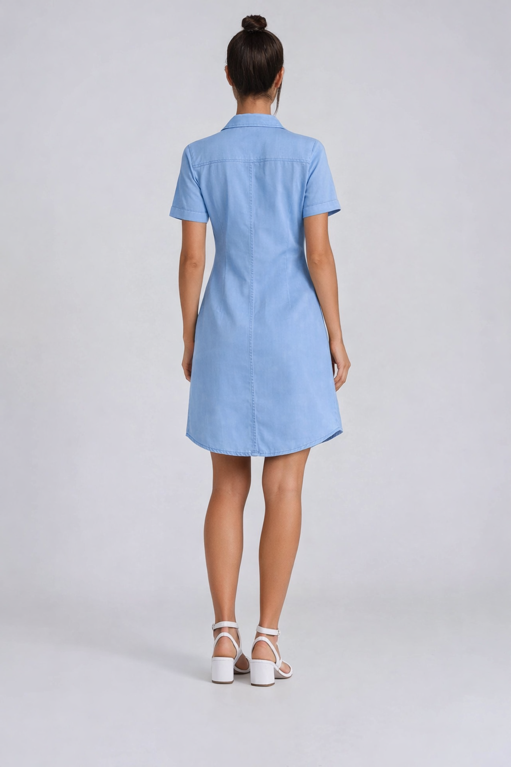 Robe chemise à manches courtes boutonnée vue de dos, coupe droite et stylée pour un look décontracté et confortable.