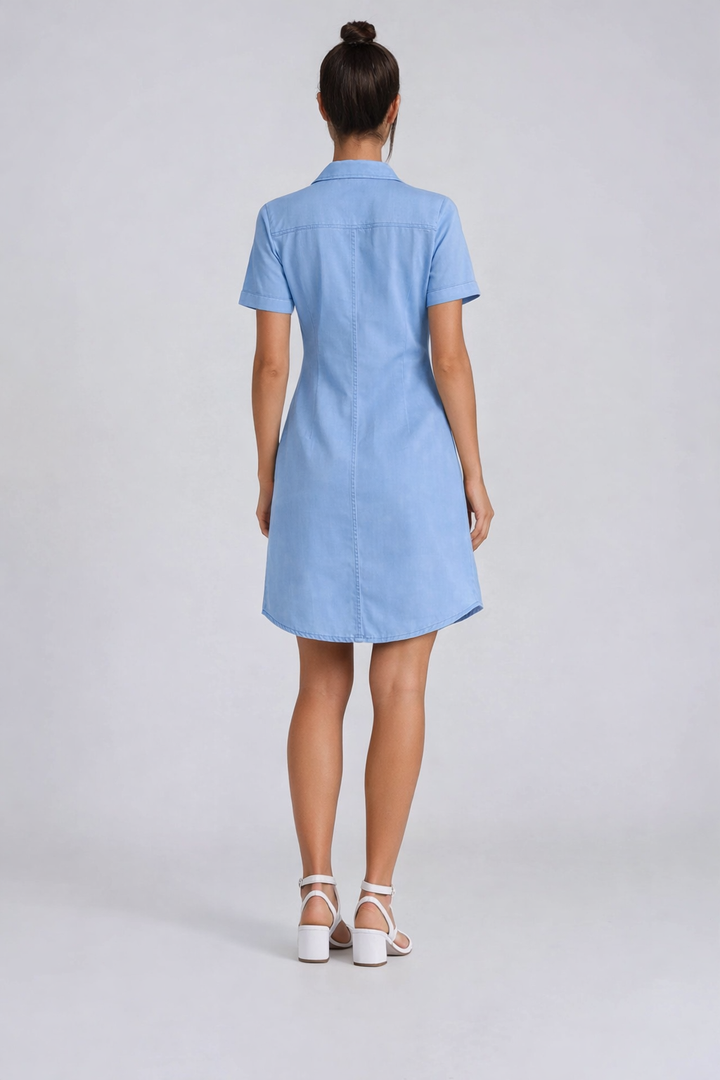 Robe chemise à manches courtes boutonnée vue de dos, coupe droite et stylée pour un look décontracté et confortable.