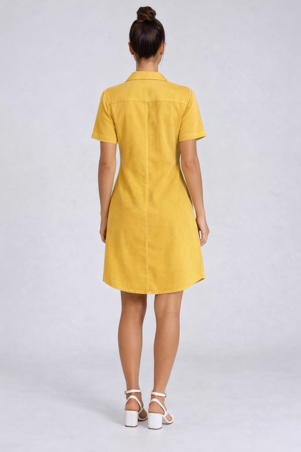 Robe chemise à manches courtes boutonnée vue de dos, coupe droite, couleur jaune, offrant style structuré et décontracté.