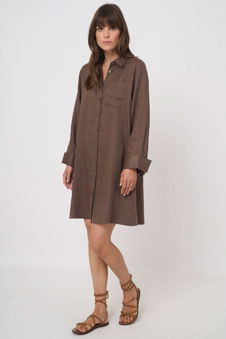 Robe chemise à manches longues marron, élégante et moderne, portée par une femme, idéale pour un style décontracté estival.