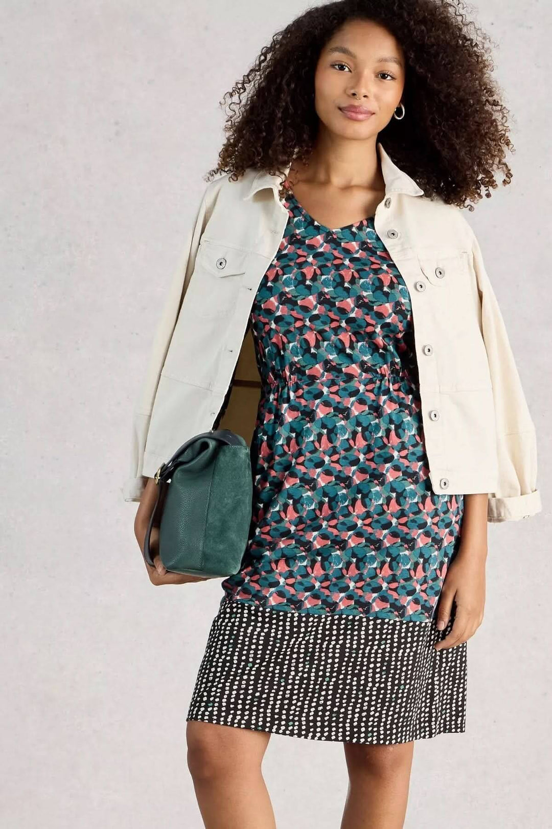 Robe à col V Tallie, imprimé graphique moderne, coupe droite, idéale pour le quotidien et bureau, style décontracté ou soigné.