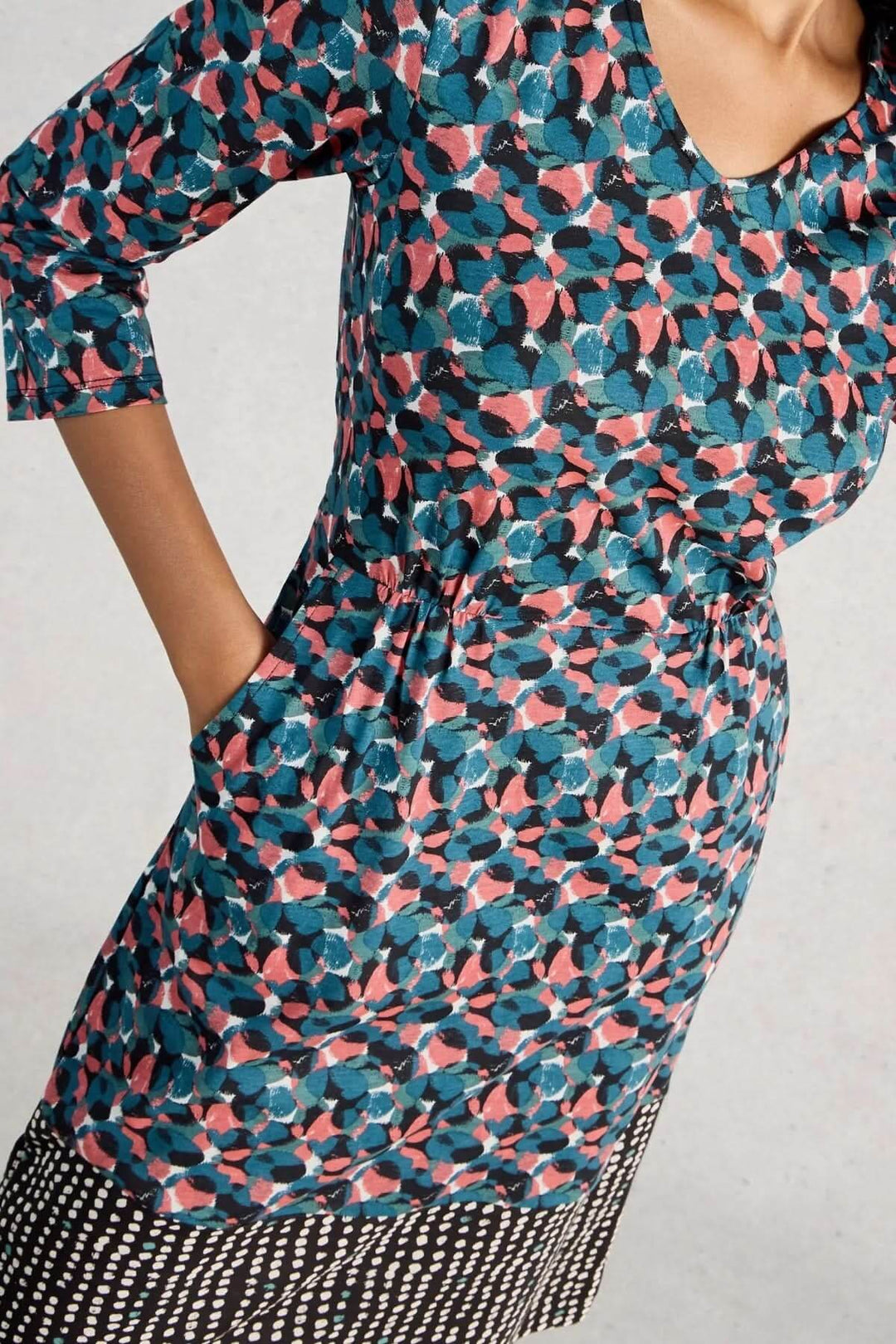 Robe à col V Tallie avec imprimé graphique, coupe droite ajustée idéale pour un look quotidien ou de bureau.