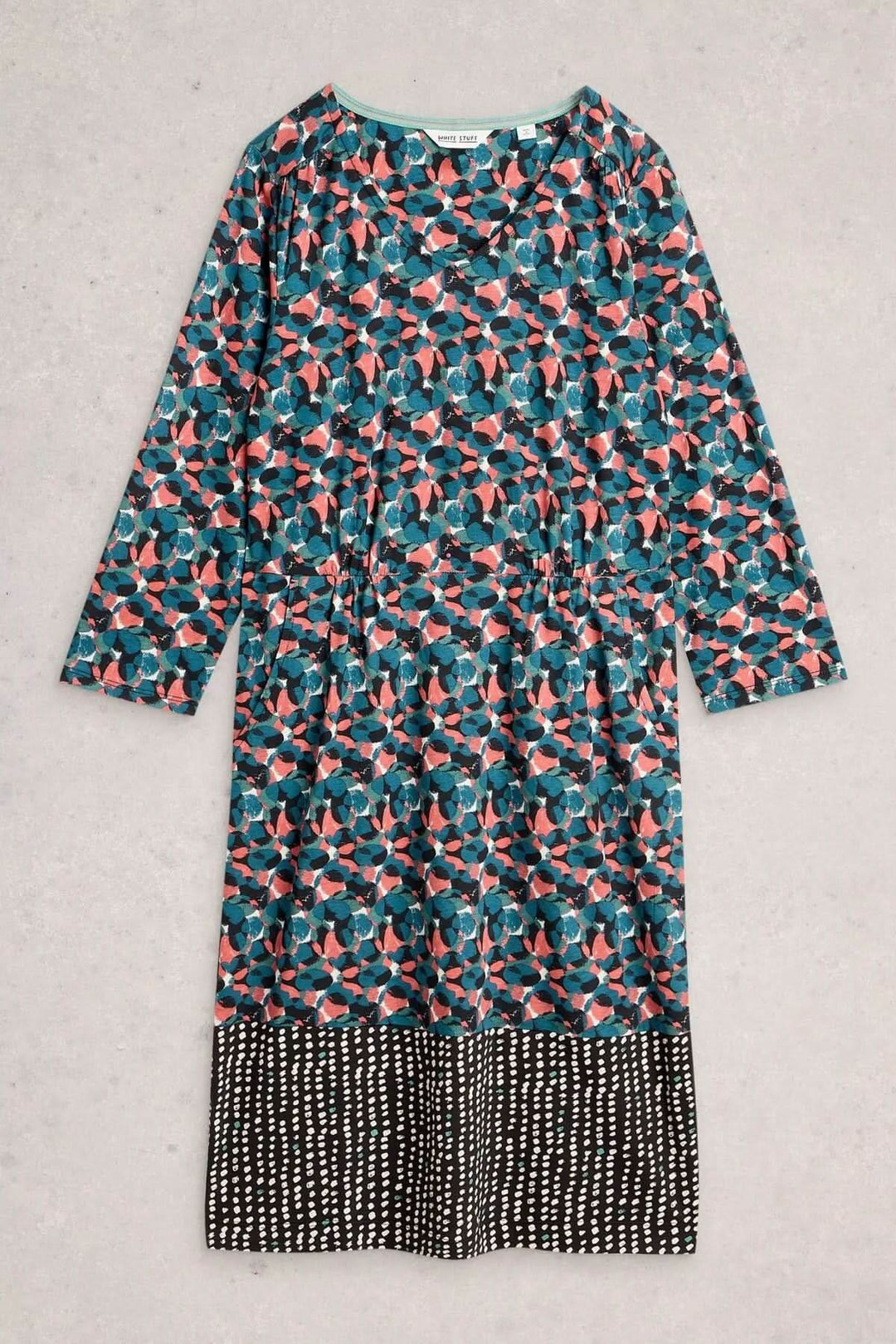Robe à col V Tallie, coupe droite, imprimé graphique coloré, versatilité pour bureau et quotidien, mode féminine et moderne.
