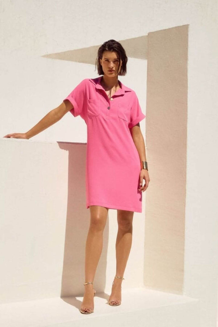 Robe col polo rose, manches courtes, encolure en V, trois boutons dorés, confort chic et décontracté.