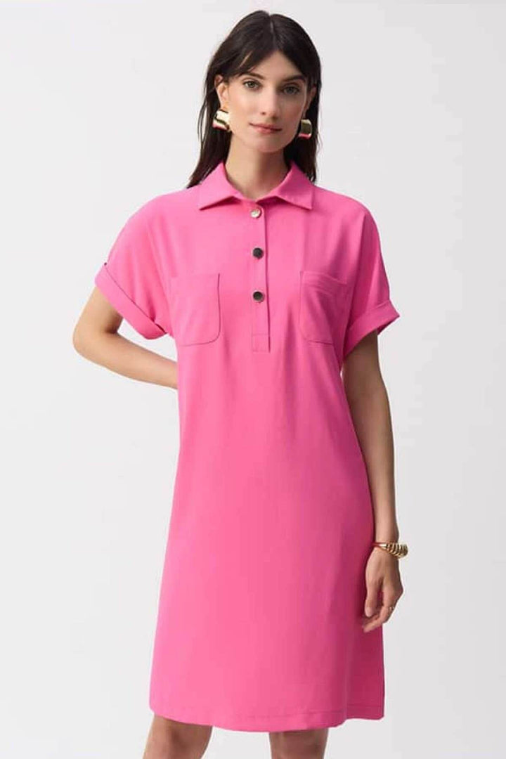 Robe col polo rose, manches courtes, poches avant et boutons, style chic et décontracté.