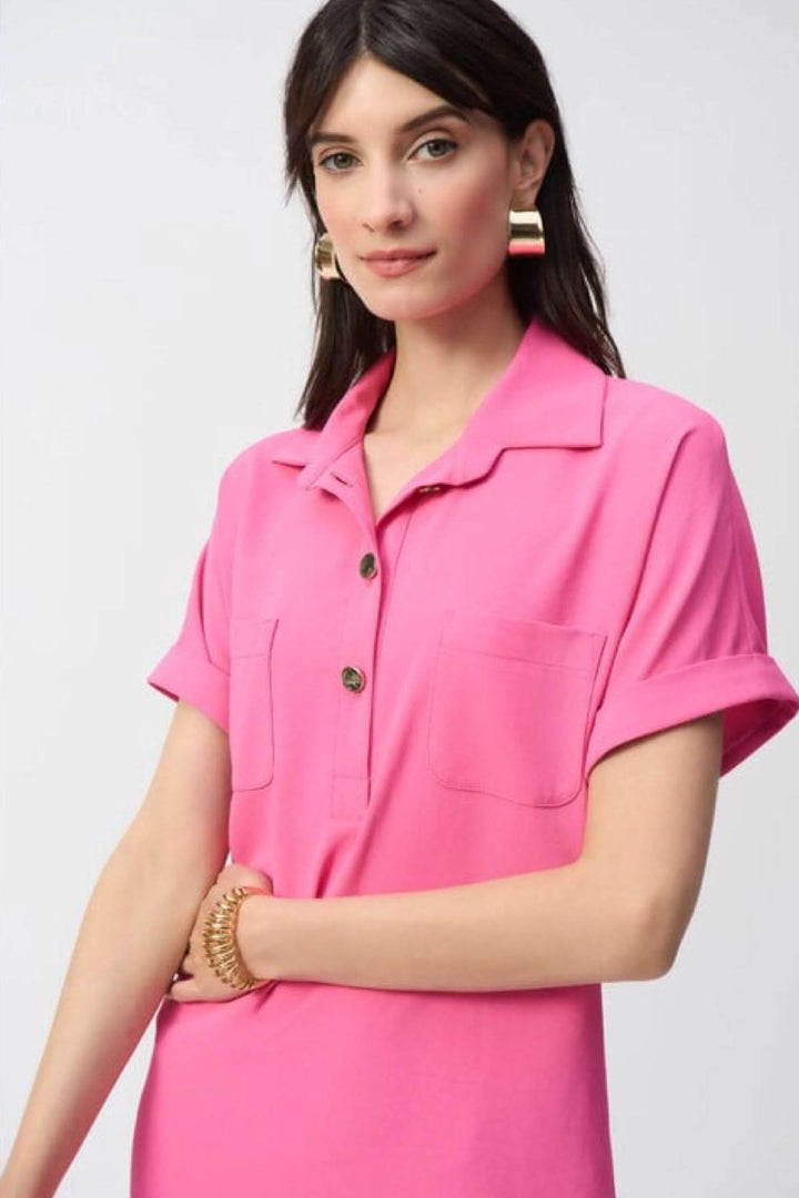 Robe col polo rose avec manches courtes, poches avant et boutons, idéale pour un look chic et décontracté.