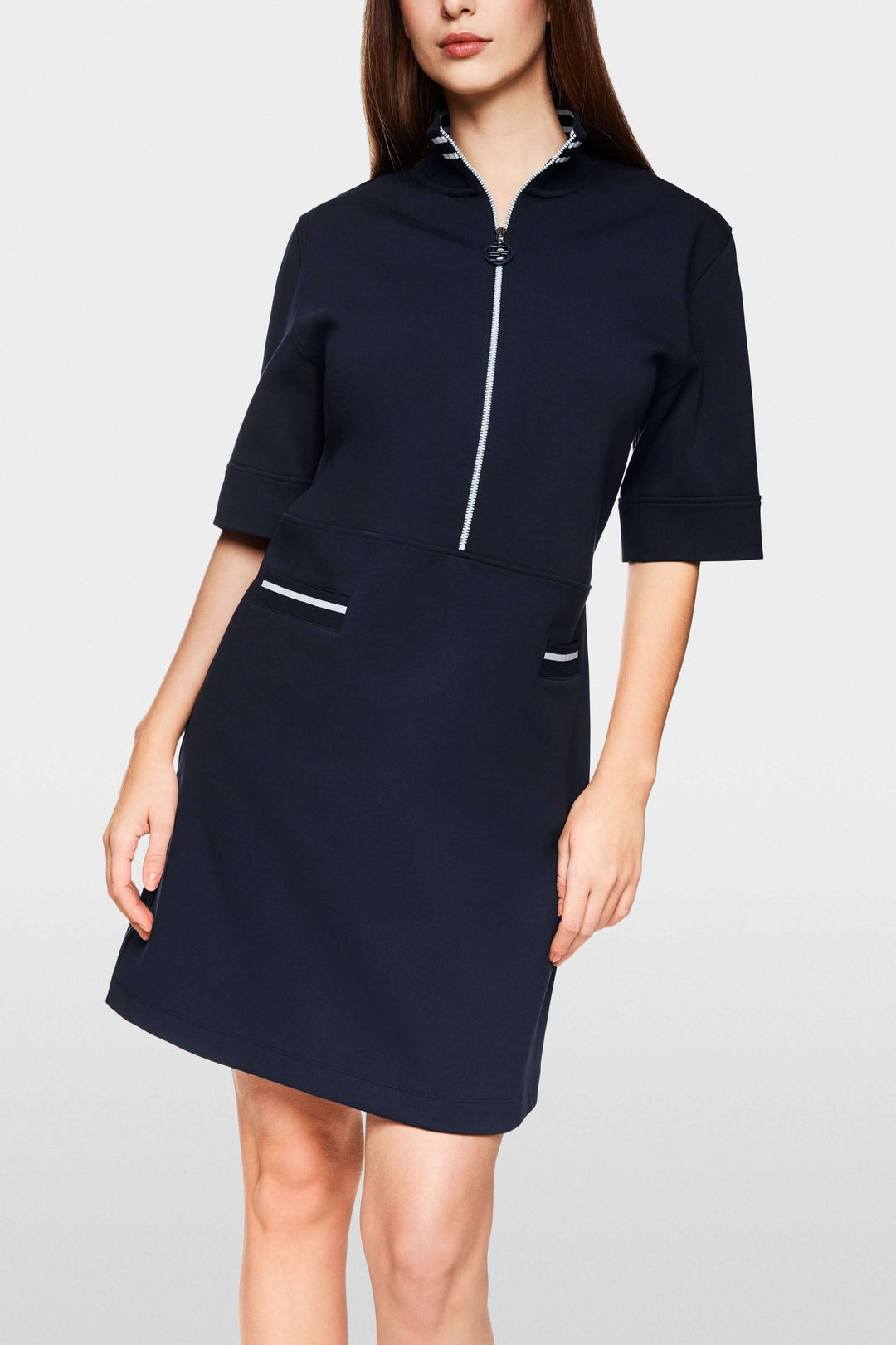 Robe courte sportive chic, col montant rayé, fermeture zippée, poches contrastantes.