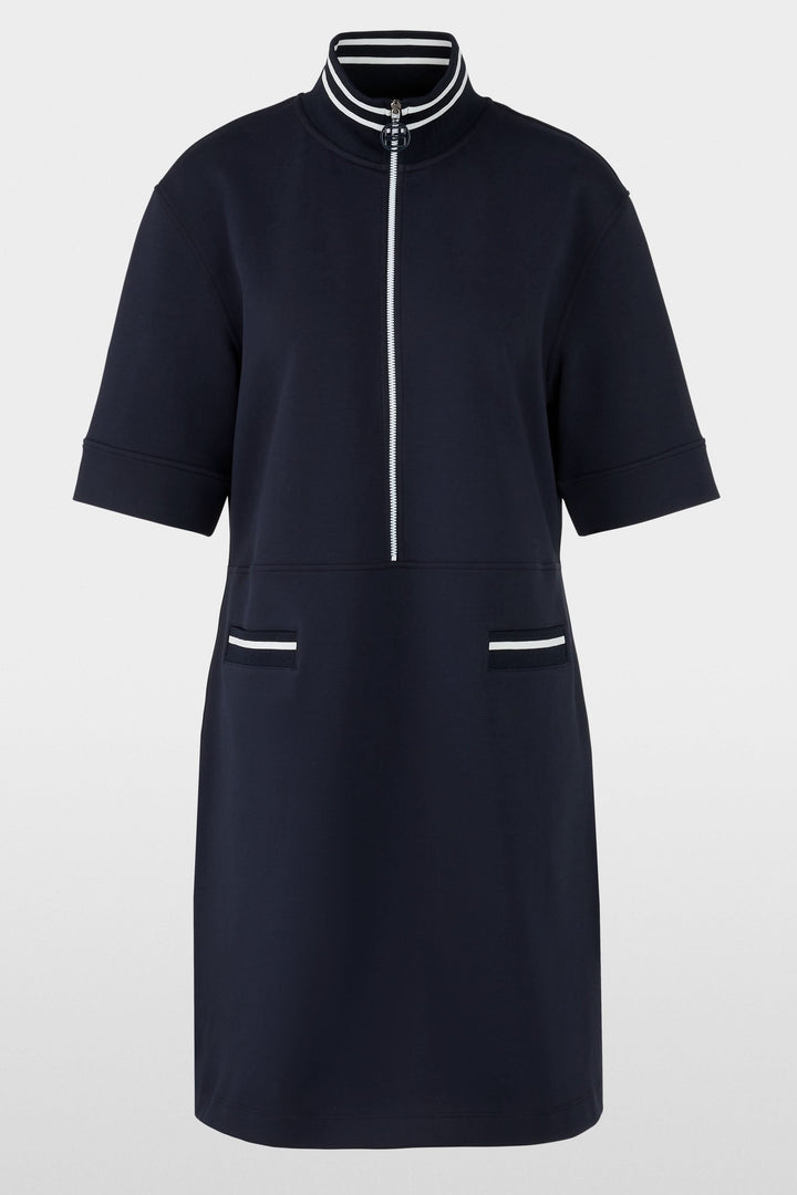 Robe courte chic avec col montant rayé, fermeture zippée et poches contrastantes, idéale pour un look sportif.