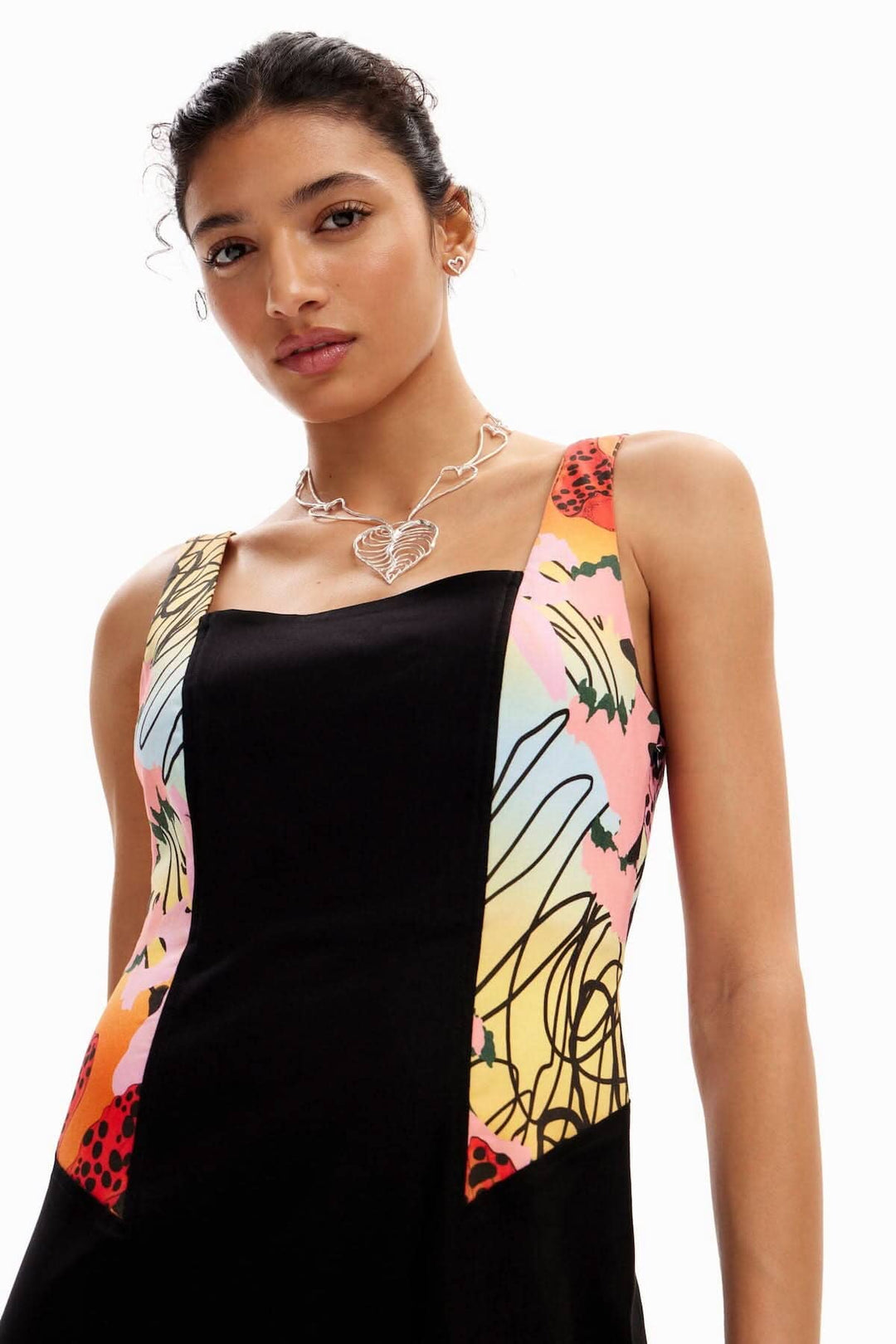 Robe courte avec imprimé floral sur les côtés, décolleté carré et bretelles larges, parfaite pour les soirées.