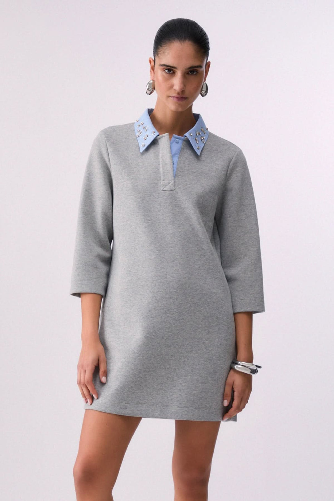 Robe courte à col polo orné en gris avec manches trois-quarts, style sport-chic.