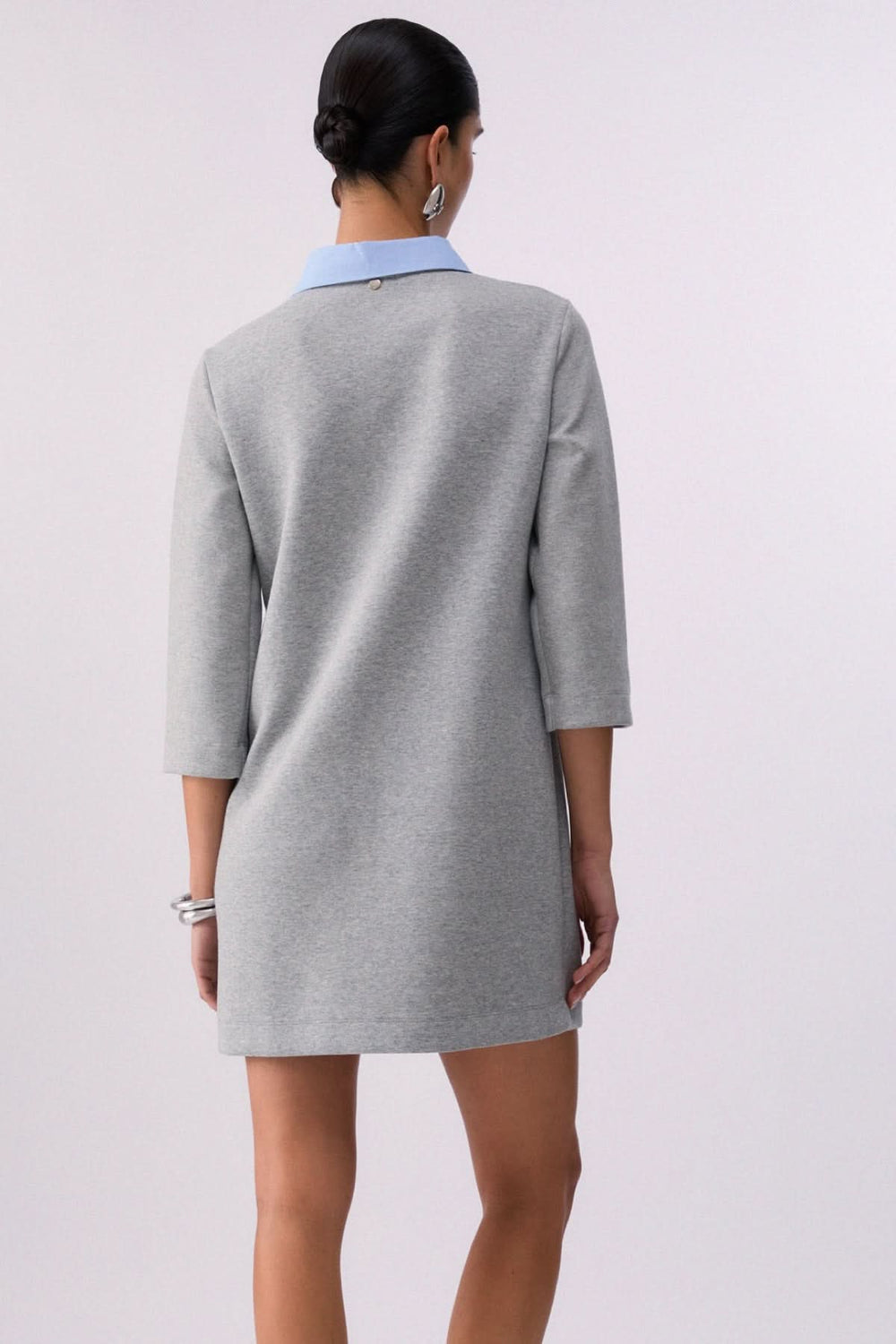 Vue arrière de la Robe courte à col polo orné, présentant une coupe droite moderne et élégante en tissu confortable gris.
