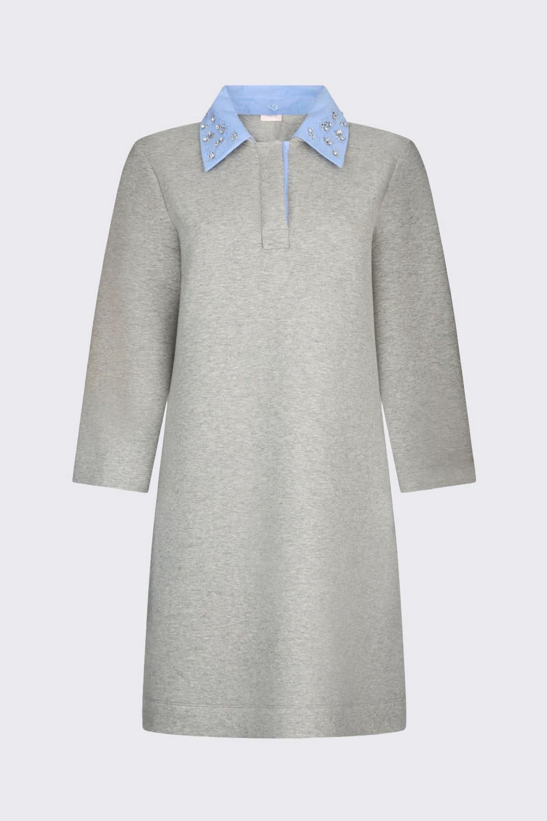 Robe courte à col polo orné gris avec manches trois-quarts et col bleu décoré sur fond blanc, style sport-chic moderne.