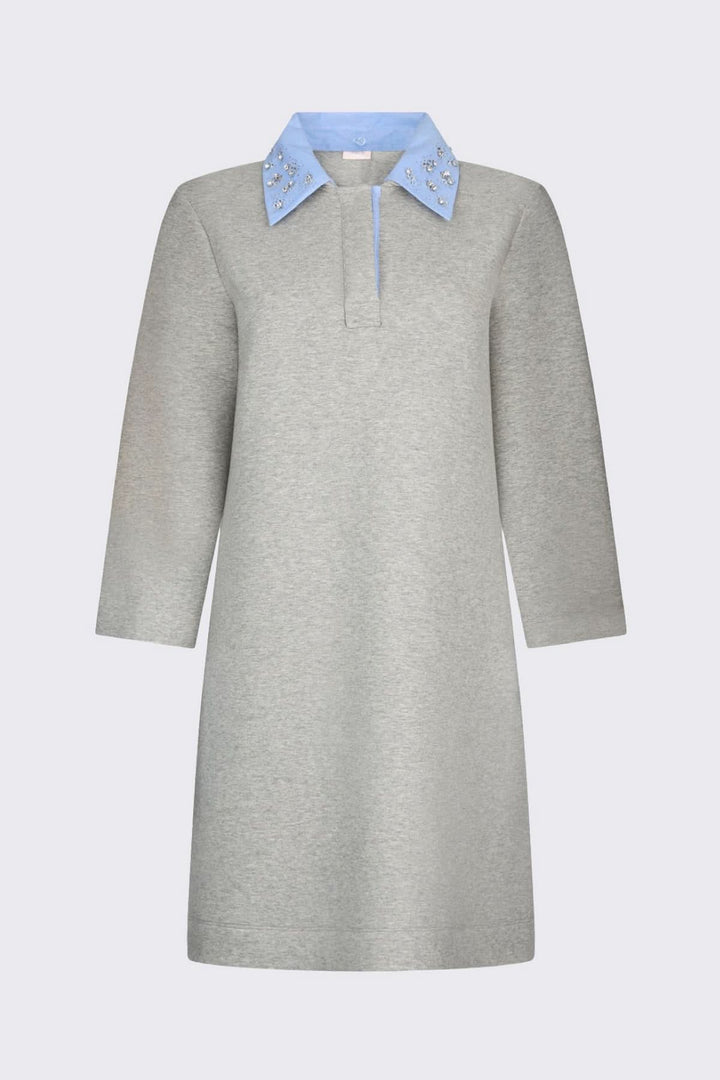Robe courte à col polo orné gris avec manches trois-quarts et col bleu décoré sur fond blanc, style sport-chic moderne.