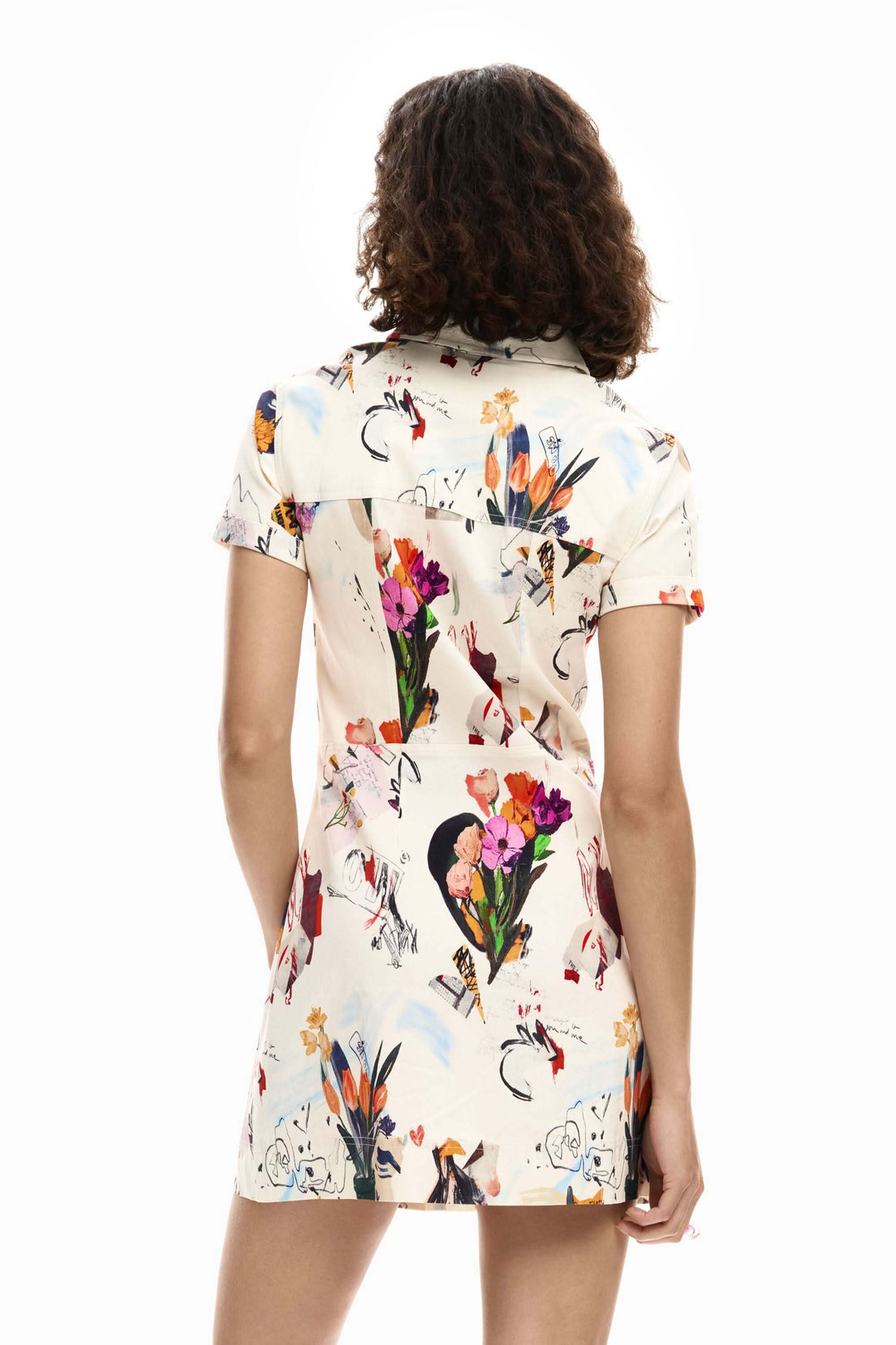 Robe courte collage avec imprimé artistique, vue de dos mettant en valeur la coupe ajustée et le design expressif.