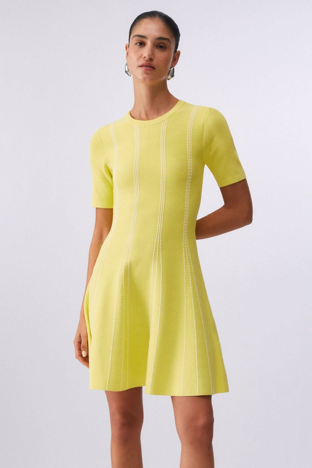 Robe courte en maille à motif rayé jaune avec encolure ronde et manches courtes, élégante et moderne, idéale pour toute occasion.