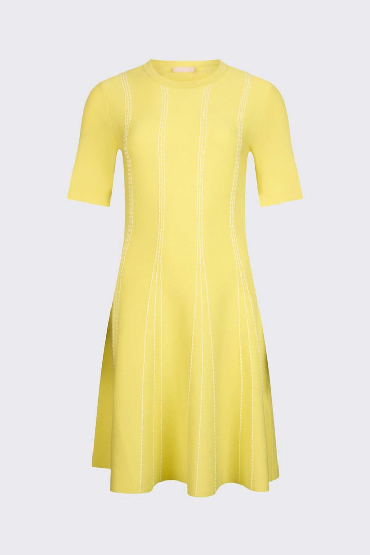 Robe courte en maille à motif rayé jaune, silhouette féminine, manches courtes, coupe évasée, encolure ronde.