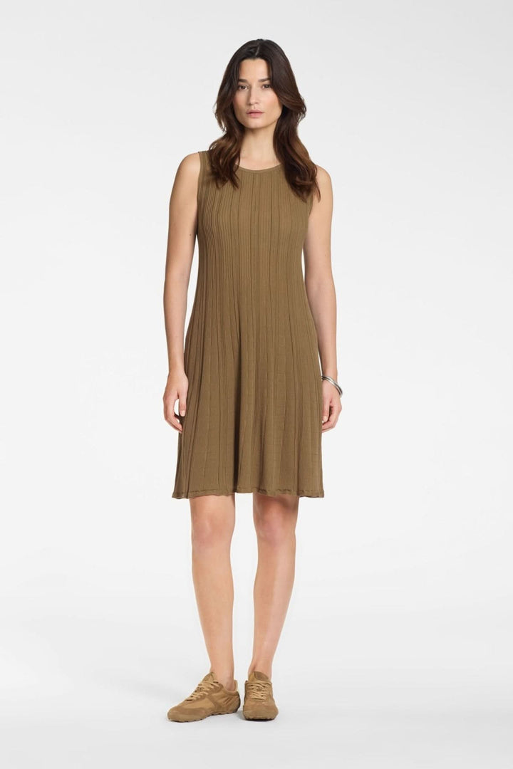 Robe courte en maille texturée sans manches avec encolure ronde et coupe ajustée, idéale pour un look moderne et épuré.