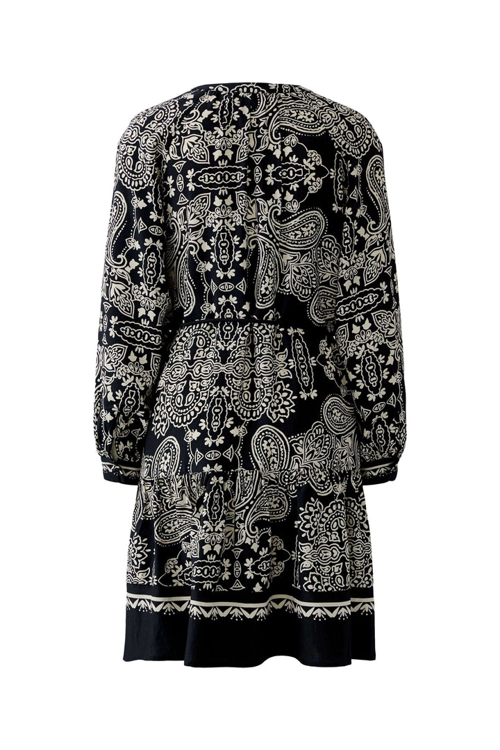 Robe courte imprimé graphique bohème avec ceinture, vue de dos, coupe droite et manches longues.