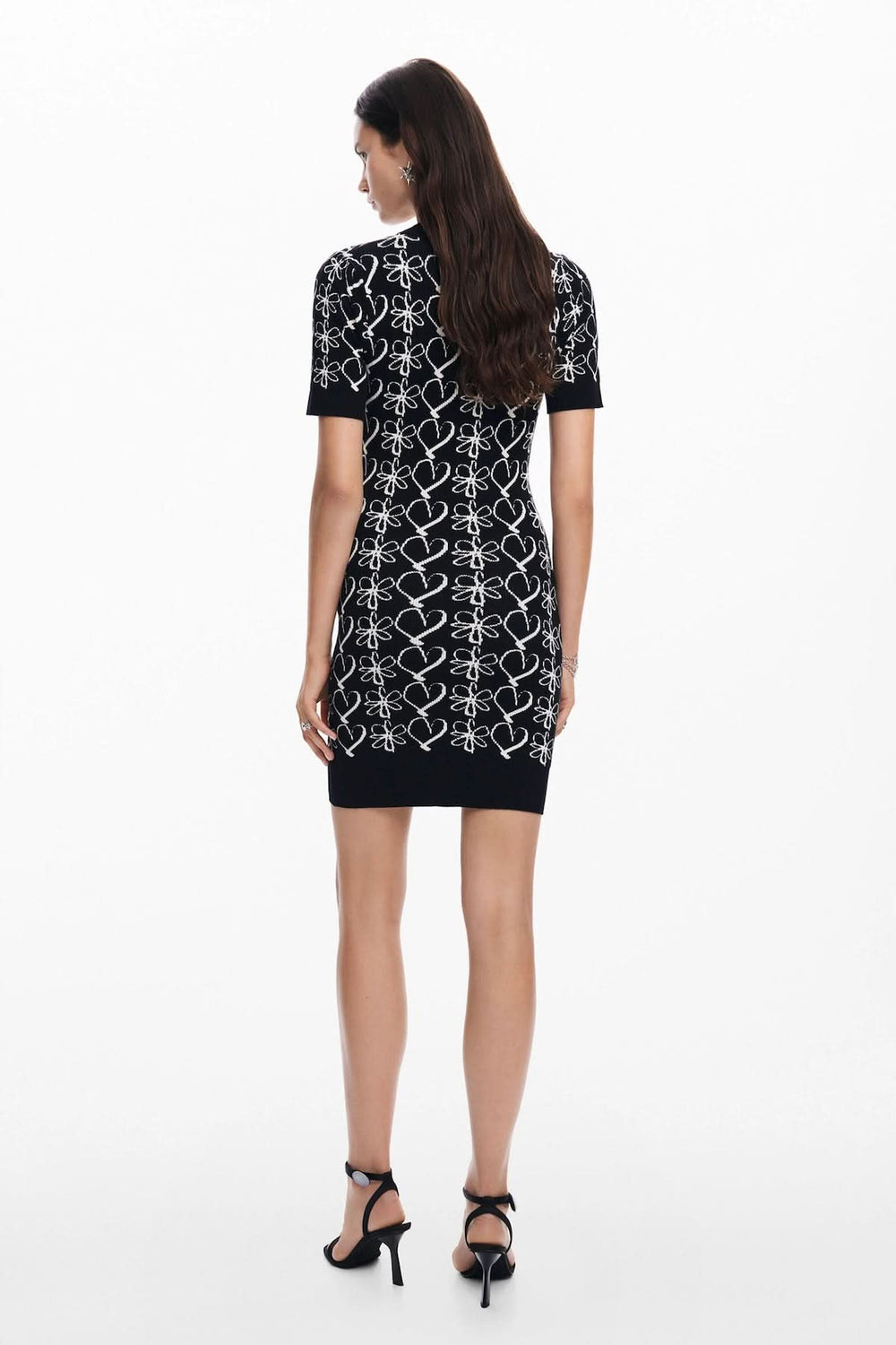 Robe courte en maille noire avec motif de fleurs et cœurs, vue arrière, style romantique et ajusté.
