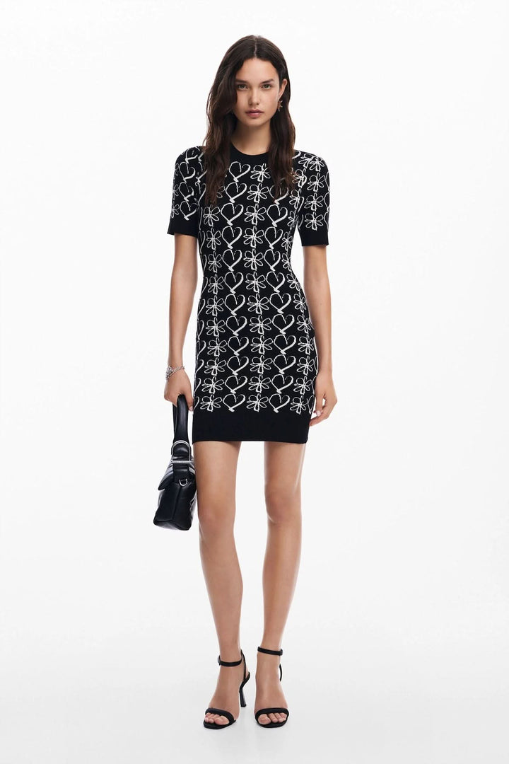 Robe courte en maille à motif floral et cœurs, avec col ras du cou et manches courtes, style romantique.