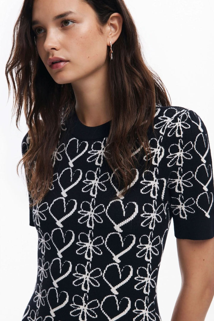 Robe courte en maille avec motif de fleurs et cœurs, idéale pour un style romantique et décontracté.