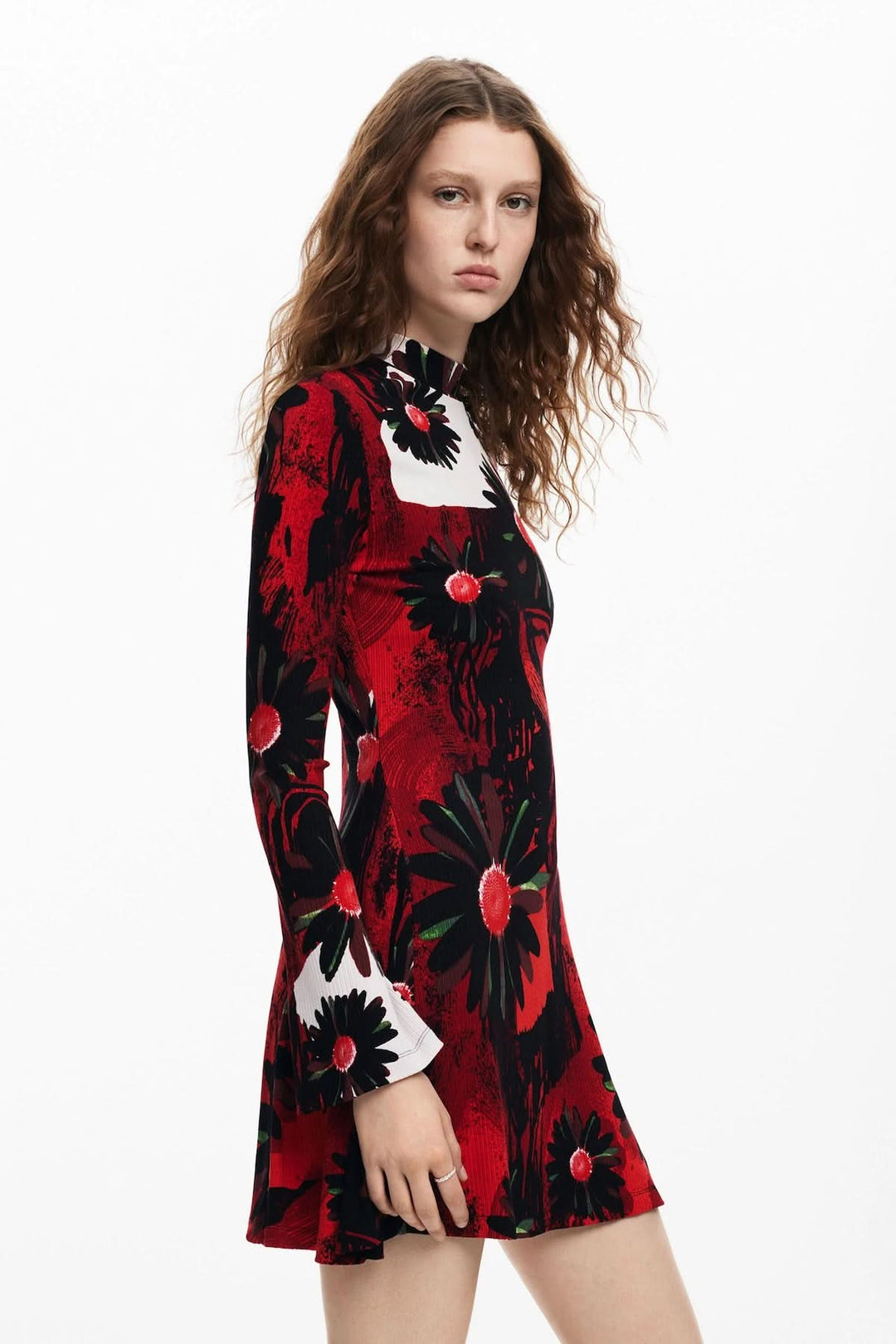 Robe courte imprimée de fleurs avec manches longues et col montant, style chic et automatisé.