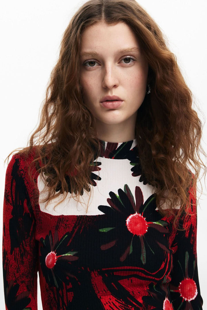 Robe courte imprimée de fleurs avec manches longues et col montant, idéale pour un look automnal ou estival.