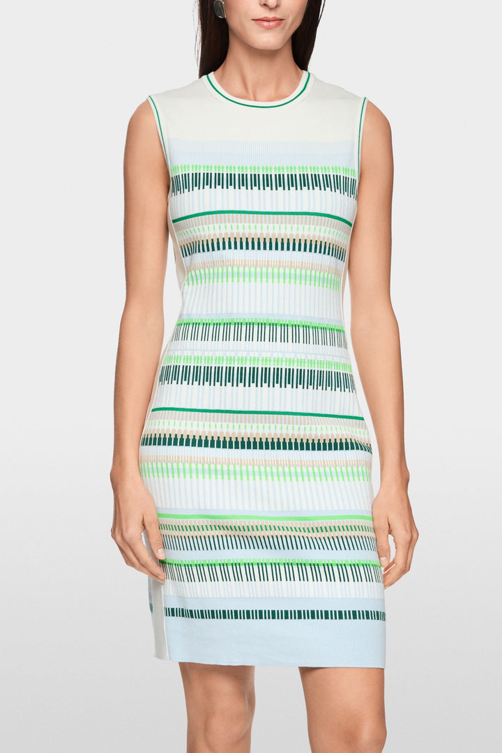 Robe courte tricotée sans manches avec motif à rayures graphiques horizontales, coupe ajustée, longueur au-dessus du genou.