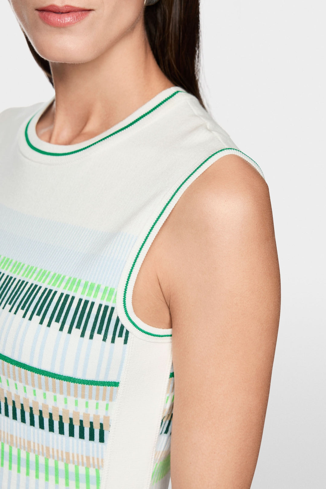 Robe courte tricotée sans manches avec motif à rayures colorées et encolure ronde.