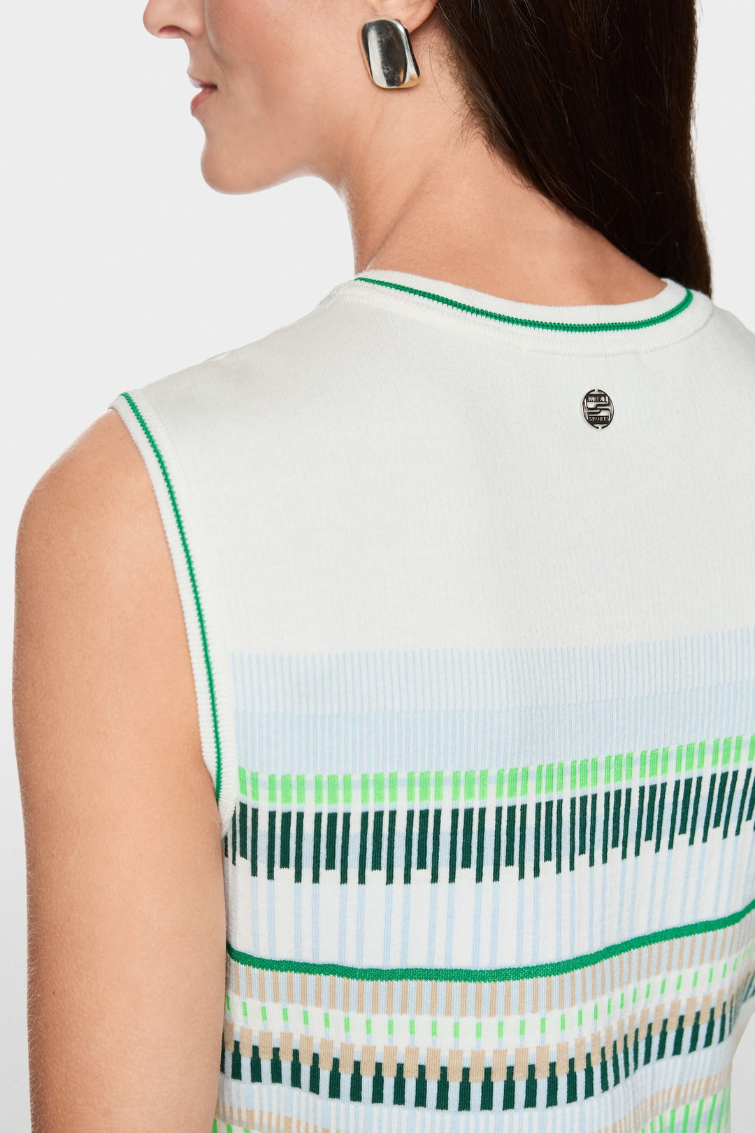 Robe courte tricotée sans manches, motif à rayures graphiques, vue arrière, élégante et moderne.