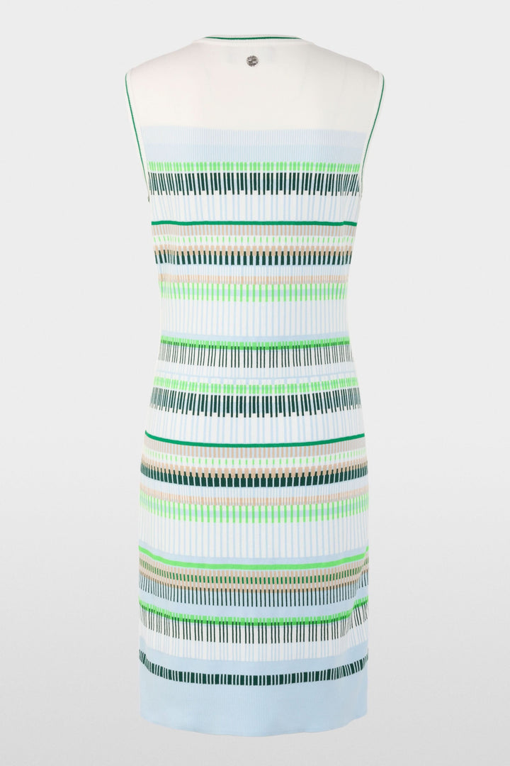 Vue arrière de la robe courte tricotée avec motif à rayures graphiques, sans manches, longueur au-dessus du genou, en maille élégante.