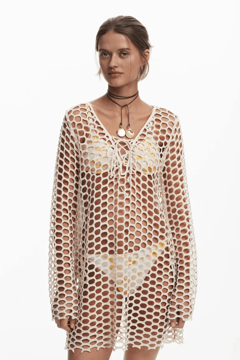 Robe de plage en crochet ajouré avec col en V et manches longues, parfaite pour un look bohème.