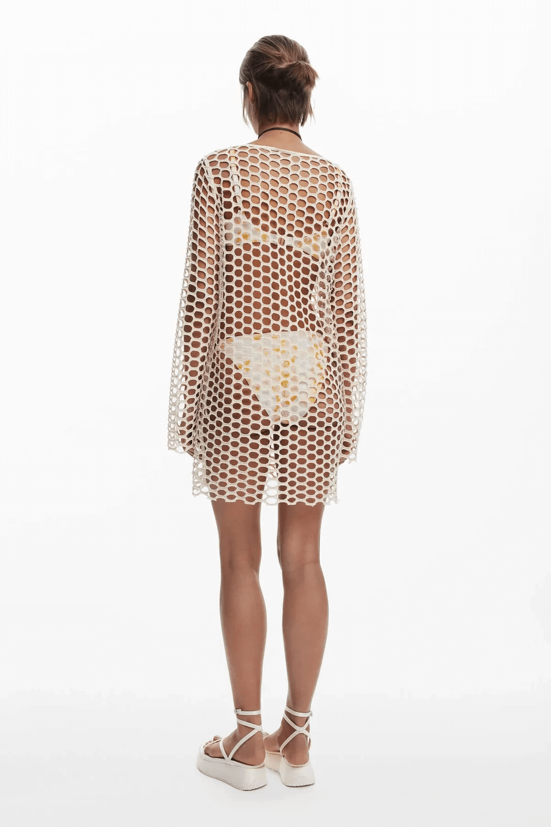 Robe de plage en crochet ajouré vue arrière, manches longues, style bohème et léger.