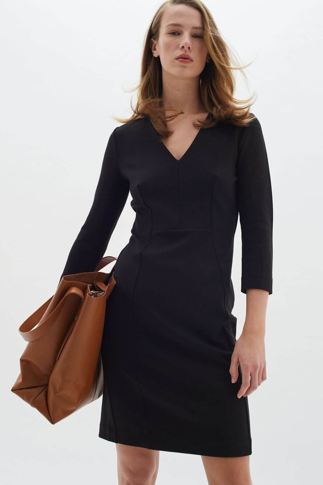 Robe droite encolure en V Pannie noire avec manches longues, parfaite pour un look professionnel ou élégant au quotidien.