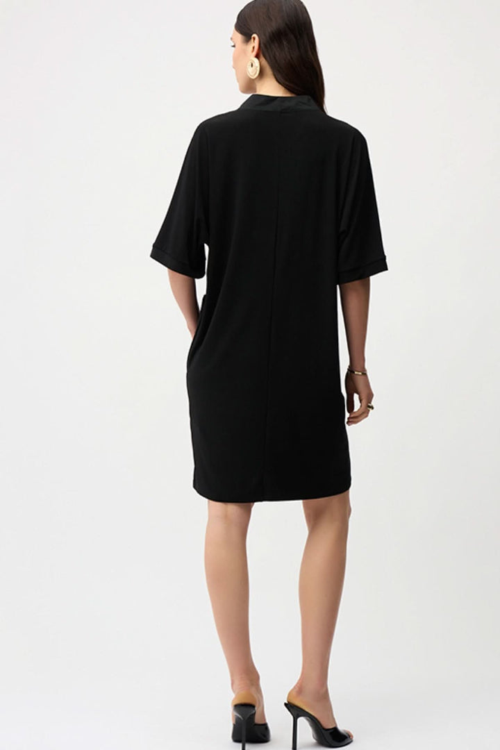 Vue arrière de la robe droite à col ouvert, design moderne et épuré, coupe fluide et manches courtes, parfaite pour toutes occasions.