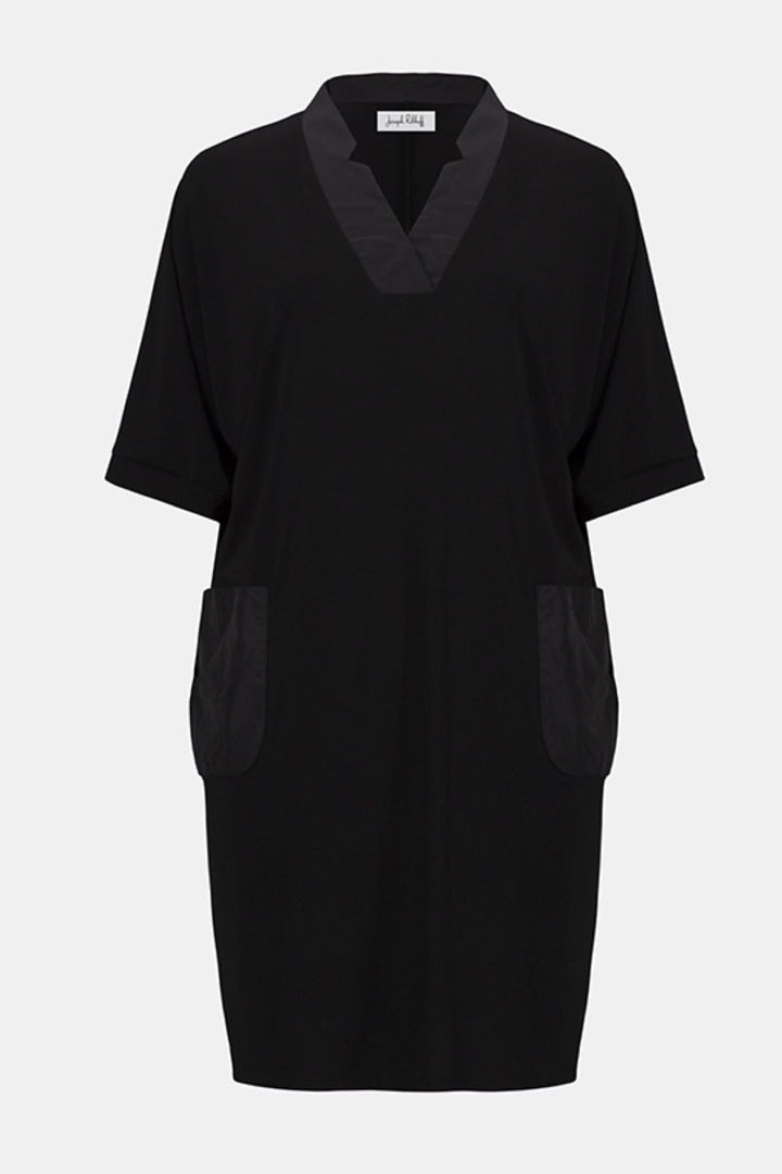 Robe droite à col ouvert noire avec poches et manches courtes, design épuré et élégant.