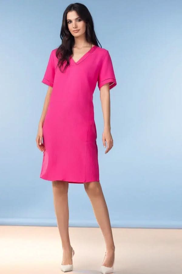 Femme portant une robe droite à encolure en V rose, élégante et confortable, idéale pour le bureau ou une sortie habillée.