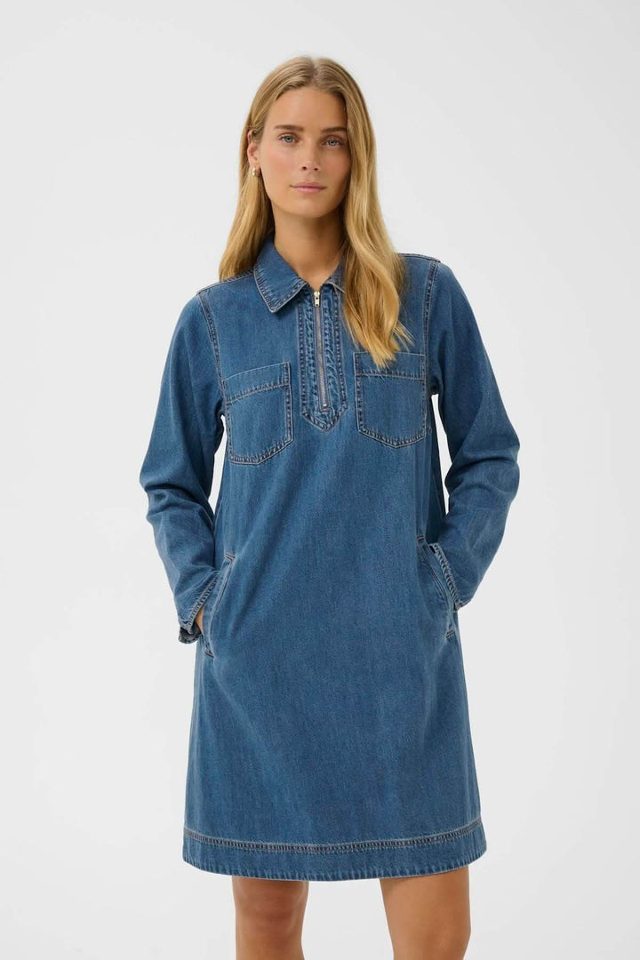 Robe en denim avec coupe droite, longueur au-dessus du genou, col chemise et patte zippée, idéale pour un style décontracté et moderne.