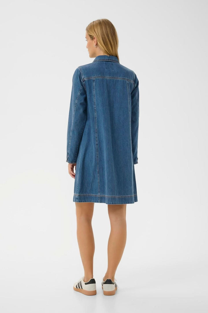 Robe en denim vue arrière, coupe droite légèrement ample, longueur au-dessus du genou, idéale pour un style décontracté et soigné.