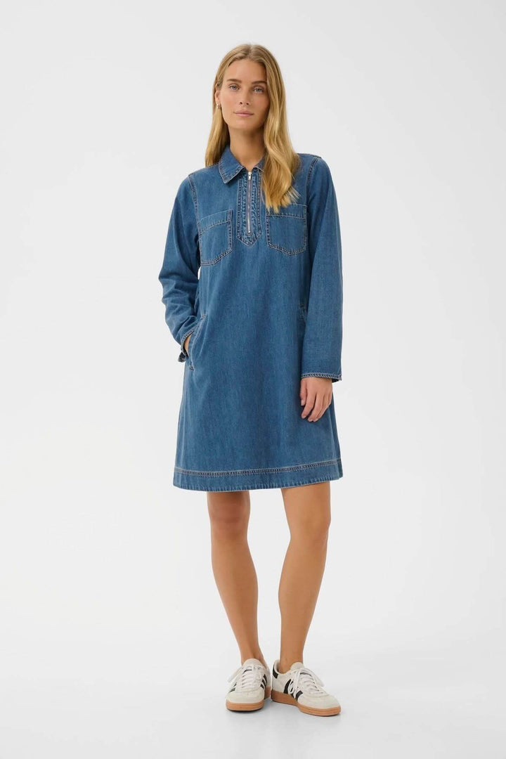 Robe en denim décontractée avec col chemise et manches longues, idéale pour un look moderne et intemporel. Confortable et stylée.