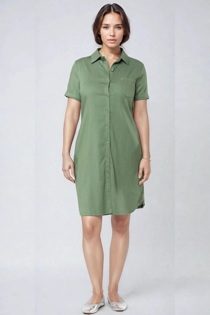 Robe en denim verte à manches courtes avec patte de boutonnage, idéale pour un look décontracté et élégant.
