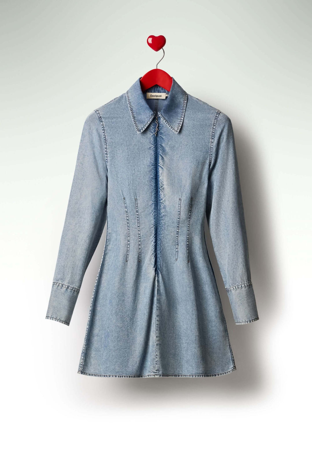 Robe en jean slim courte avec col chemise, découpe structurée et fronces centrales pour un style féminin et contemporain.
