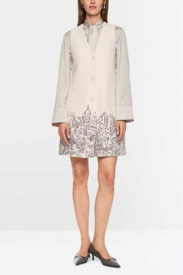 Robe en laine bouillie sans manches avec imprimé urbain, évasée, patte de boutonnage, fabriquée en Allemagne, vue de face.