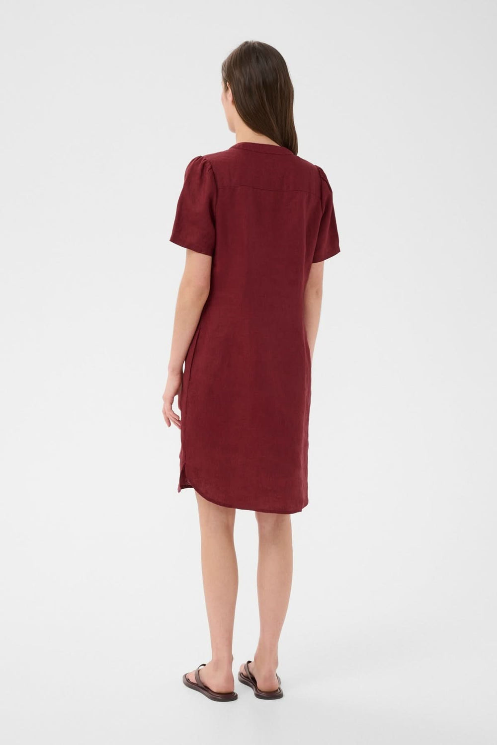 Vue arrière de la Robe en lin Aminase rouge avec manches courtes et finition arrondie, portée par un modèle. Idéale pour toutes occasions.