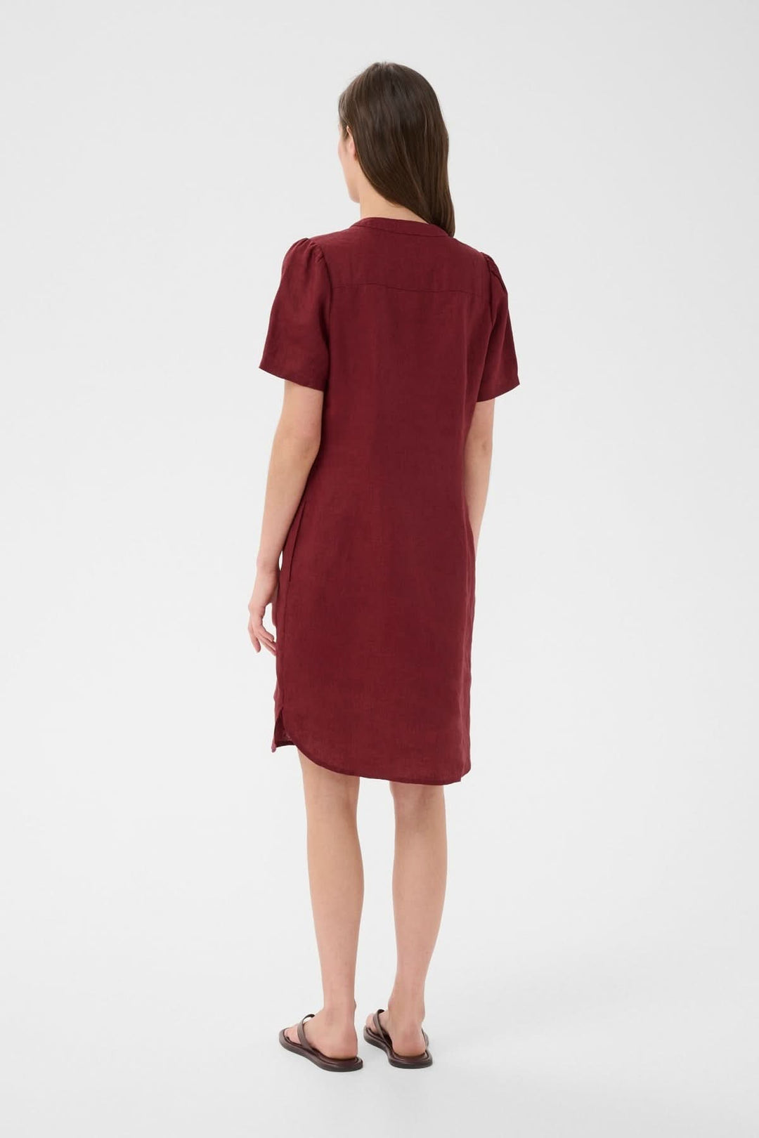 Vue arrière de la Robe en lin Aminase rouge avec manches courtes et finition arrondie, portée par un modèle. Idéale pour toutes occasions.