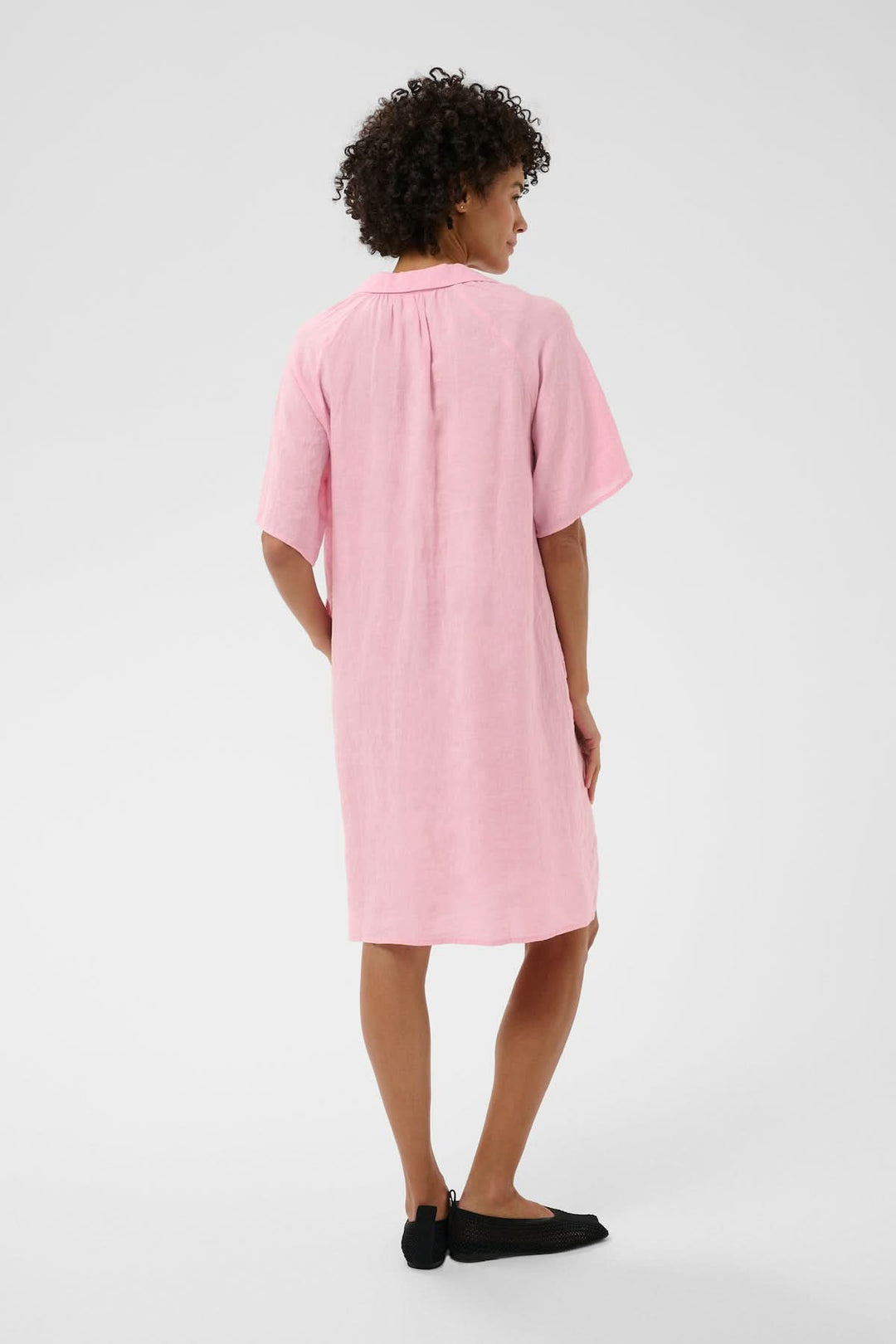 Vue arrière de la Robe en lin Ayla décontractée, rose, longueur au genou, avec détails plissés et encolure ouverte, portée par une personne.