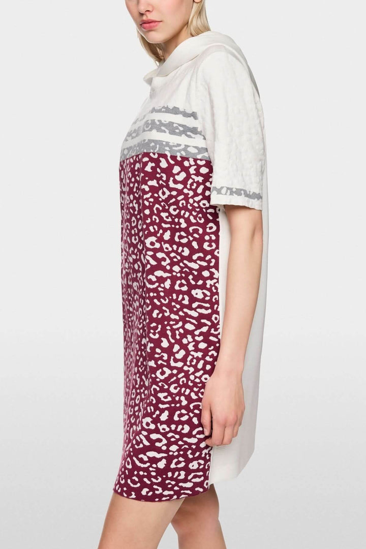 Robe en maille léopard à capuche moderne, tricotée en Allemagne, style décontracté avec manches tricotées et dos en jersey doux.